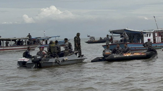 Proses pembongkaran pagar laut di Tangerang, Banten oleh Lantamal III Jakarta dan masyarakat lokal (sementara). Foto: Abid Raihan/kumparan