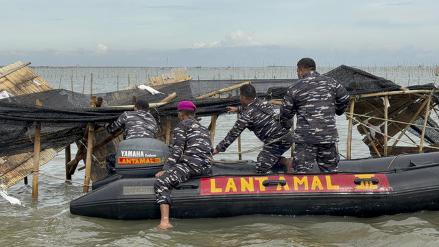 Proses pembongkaran pagar laut di Tangerang, Banten oleh Lantamal III Jakarta dan masyarakat lokal (sementara). Foto: Abid Raihan/kumparan