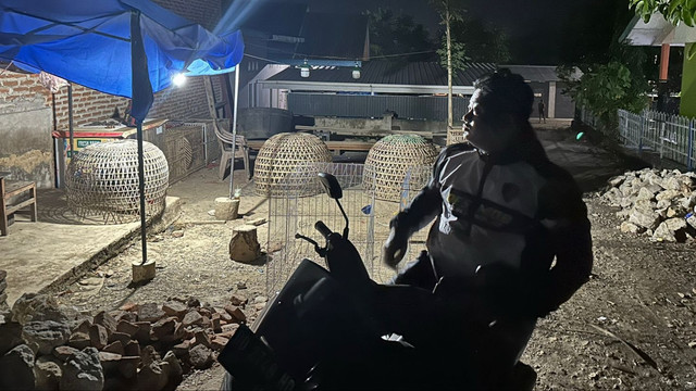 Personel Polres Wajo lakukan penggerebekan di lokasi yang diduga jadi lokasi judi sabung ayam, tetapi gagal menangkap para pelaku. Foto: Dok. Humas Polres Wajo