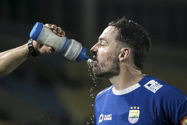 Pemain bola Persib Bandung Marc Antony Klok meminum air saat jeda pertandingan melawan Persis Solo pada pertandingan BRI Liga 1 di Stadion Manahan, Solo, Jawa Tengah, Minggu (29/12/2024). Foto: Mohammad Ayudha/ANTARA FOTO