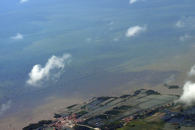 Foto udara pagar laut membentang di perairan Kecamatan Mauk, Kabupaten Tangerang, Banten, Jumat (17/1/2025). Foto: Iggoy el Fitra/ANTARA FOTO