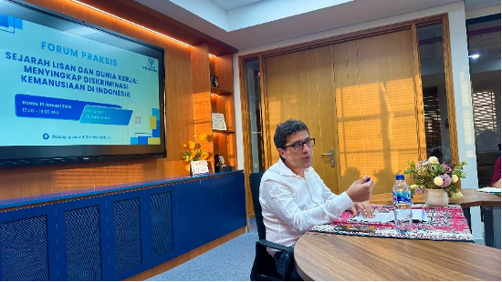 Dr. Guido Creta, sejarawan dari Universitas Napoli L’Oriente, Italia, saat menjadi narasumber utama Forum PRAKSIS, Kamis (16/1). Foto: Dok. Istimewa