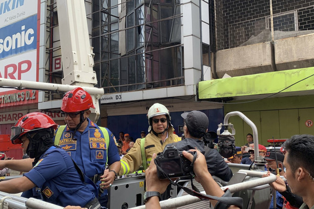 Pj Gubernur Jakarta Teguh Setyabudi meninjau lokasi kebakaran Glodok Plaza Jakarta, Sabtu (18/1/2025). Foto: Luthfi Humam/kumparan