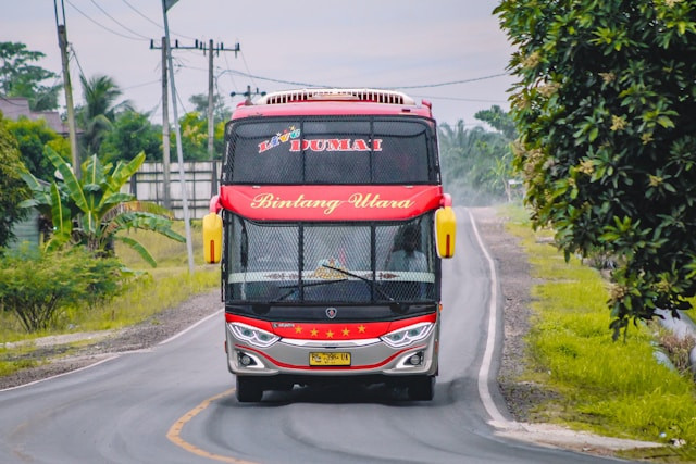 Harga Tiket Zentrum Semarang - Bogor. Foto Hanya Ilustrasi, Bukan Sebenarnya. Sumber Foto: Unsplash.com/Jalal Kelink