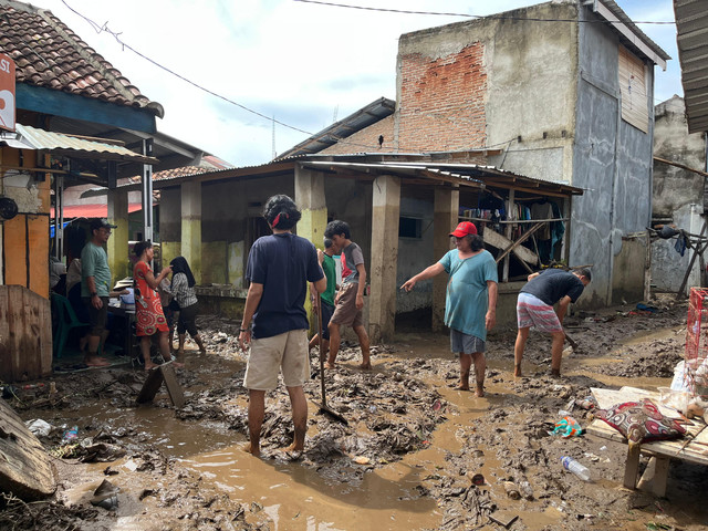 Kondisi pasca banjir bandang di Jalan RE Marthamartadinata, tepatnya Kampung Pasar Ambon, Kelurahan Pesawahan, Teluk Betung Selatan, Bandar Lampung, Sabtu (18/1). | Foto: Sinta Yuliana/Lampung Geh