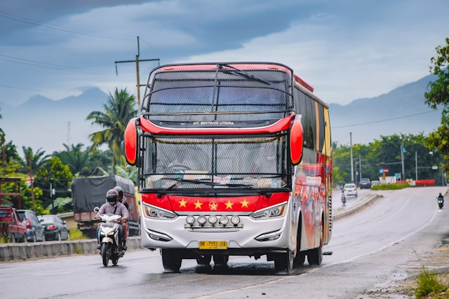 Ongkos Bus Kudus - Semarang. Foto Hanya Ilustrasi, Bukan Sebenarnya. Sumber Foto: Unsplash.com/Jalal Kelink