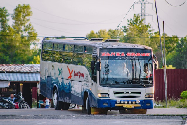 Bus Semarang - Surabaya 24 Jam . Foto Hanya Ilustrasi, Bukan Sebenarnya. Sumber Foto: Unsplash.com/Jalal Kelink