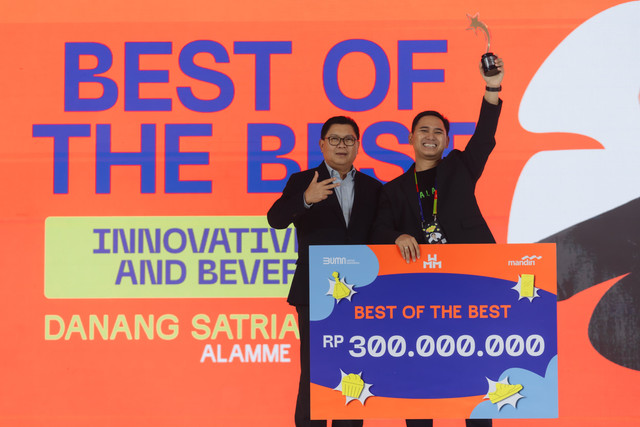 Direktur Utama Bank Mandiri, Darmawan Junaidi bersama bersama Best of The Best Wirausaha Muda Mandiri (WMM) 2024, CEO Alamme, Danang Satria Mustari Nugroho. Foto: dok. Bank Mandiri