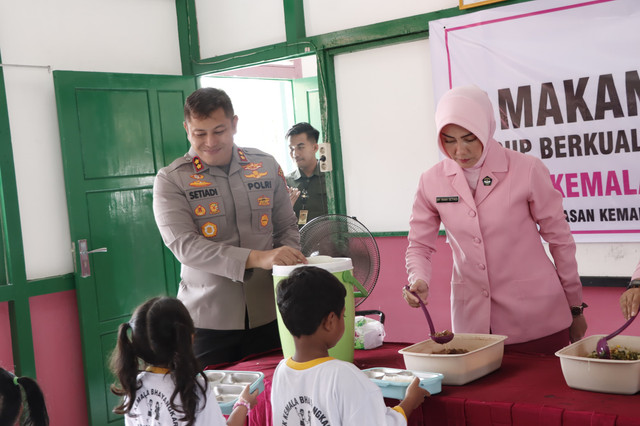 Kapolres Ketapang saat melihat langsung pelaksanaan uji coba MBG di TK Bhayangkari. Foto: Dok. Polres Ketapang