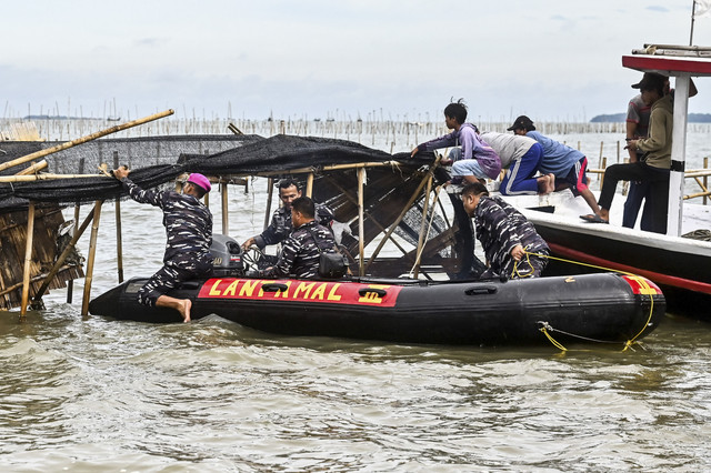 Sejumlah Personel TNI dan nelayan membongkar pagar laut yang terpasang di kawasan pesisir Tanjung Pasir, Kabupaten Tangerang, Banten, Sabtu (18/1/2025). Foto: Rivan Awal Lingga/ANTARA FOTO