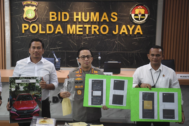 Kabid Humas Polda Metro Jaya Kombes Pol Ade Ary Syam Indradi didampingi Kasubdit IV AKBP Herman WS (kiri) menunjukkan barang bukti kasus penipuan berskema ponzi dengan tersangka berinisial SFM di Polda Metro Jaya, Jakarta, Sabtu (18/1/2025). Foto: Akbar Nugroho Gumay/ANTARA FOTO