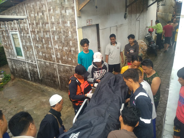 Lansia yang hanyut berhasil ditemukan di  Jalan KH Ahmad Dahlan, Gang Maulana Yusuf, Pahoman, Enggal, Bandar Lampung. | Foto: Dok Basarnas Lampung