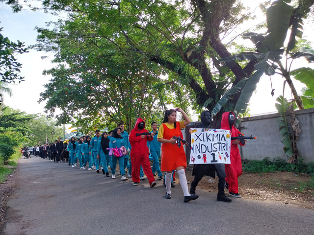 Kegiatan Fun Walk dengan berbagai tema kostum yang diadakan SMK SMTI Pontianak dalam rangkaian kegiatan SMTI Fest pada Rabu, 15 Januari 2025. Foto: Alycia Tracy Nabila/Hi!Pontianak