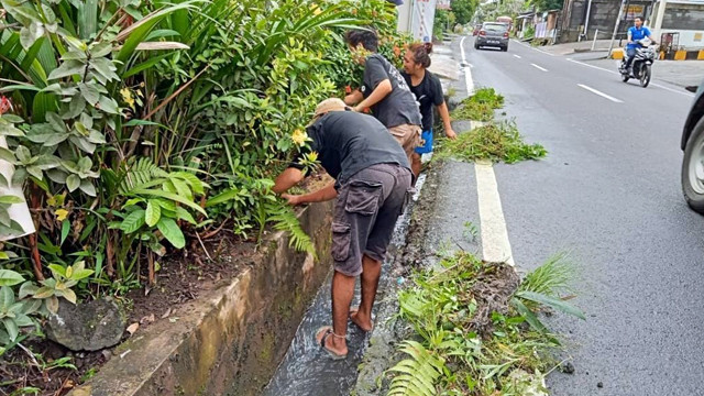 Para anggota Kelompok Muda Pecinta Alam Tindakan Antusias Simpati Alam (Tansa) saat membersihkan selokan dan halaman depan RA Al Kamal Politeknik, Manado.