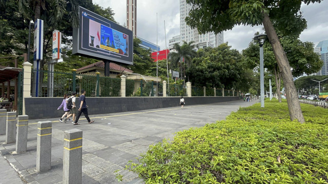 Trotoar Jalan Surdirman arah Semanggi, Jakarta Pusat. Foto: Rayyan Farhansyah/kumparan