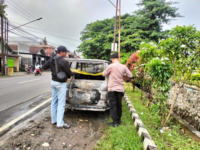 Polsek Karangrejo Mendatangi TKP Kebakaran Sebuah Mobil di Depan SPBU Sembon