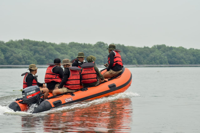 Patroli laut yang digelar Satpol PP Surabaya untuk mengantisipasi pemasangan pagar laut. Foto: Diskominfo Surabaya 