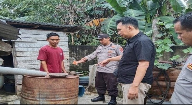 Polisi saat olah TKP bersama tersangka yang tega membakar anak kandungnya. Foto : Dokumen Polres Muara Enim