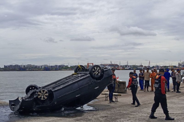 Mobil yang diduga milik Brigjen TNI (Purn) Hendrawan Ostevan yang tenggelam di perairan Marunda, Jakarta Utara, ditemukan.  Foto: Antara