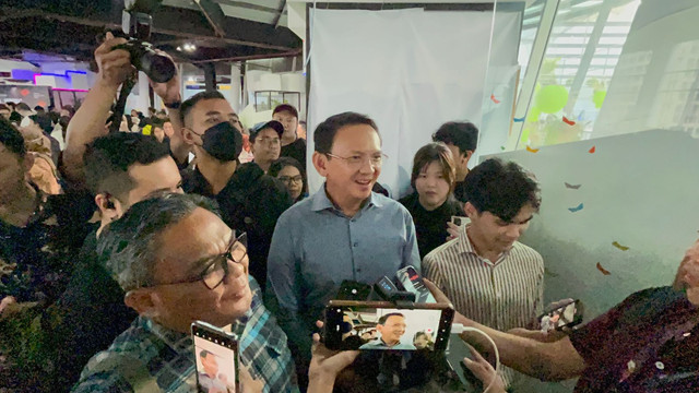 Basuki Tjahaja Purnama atau Ahok saat diwawancara di FX Sudirman, Jakarta Pusat, sabut (18/1). Foto: Rayyan Farhansyah/Kumparan