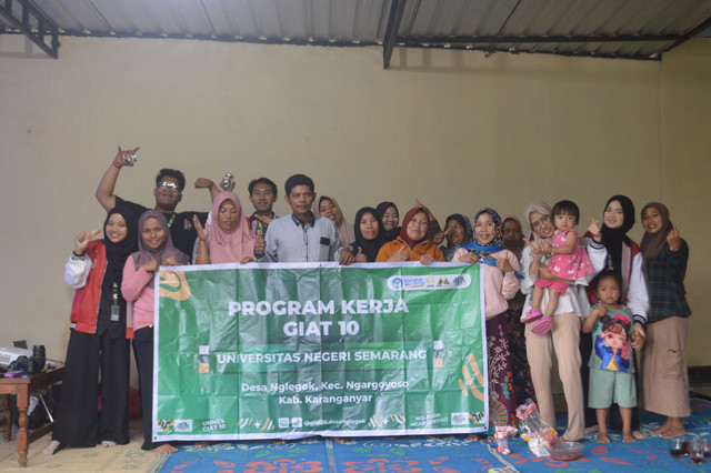 Foto bersama ibu-ibu PKK Dusun Karangnongko di Dusun Karangnongko, Desa Nglegok, Kecamatan Ngargoyoso, Kabupaten Karanganyar. 