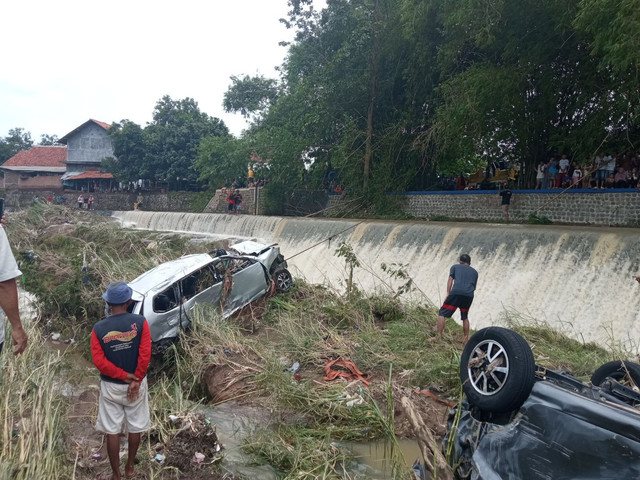 Mobil yang terbawa arus saat banjir menerjang Kabupaten Cirebon (17/1) malam di Desa Palir, Kecamatan Tengah Tani, Kabupaten Cirebon. (18/1/2025). Foto: Panji Asmara/kumparan