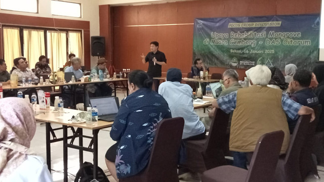 Sejumlah ahli saat kegiatan Focus Group Discussion (FGD) bertajuk 'Upaya Rehabilitasi Mangrove di Muara Gembong' yang dihelat pada Sabtu (19/1). Foto: istimewa