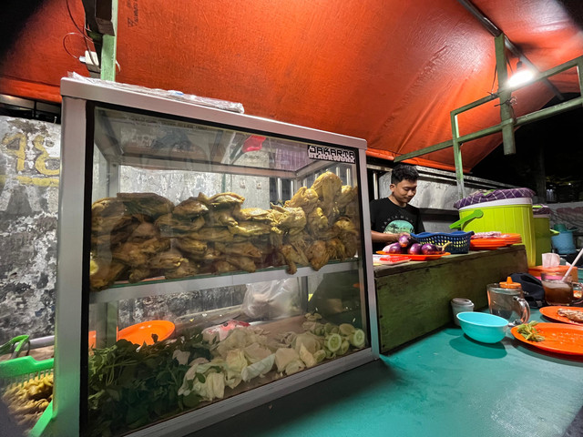 Suasana pecel lele milik Sugiharjo yang sudah berdiri sejak 1 tahun lalu, di Jakarta Selatan, Sabtu (18/1).  Foto: Alya Zahra/kumparan 