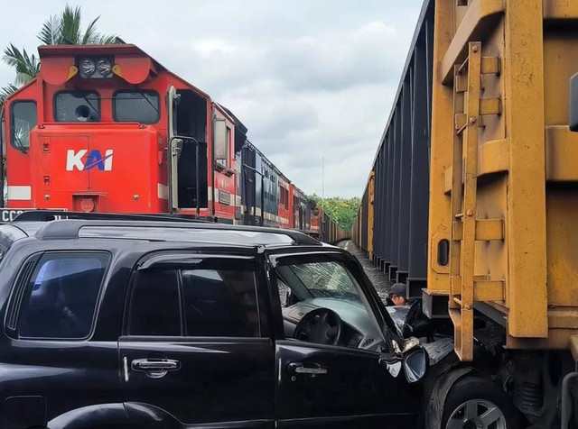 Suasana kecelakaan yang melibatkan sebuah minibus Suzuki Escudo dan Babaranjang di perlintasan kereta api di Jalan RS Bungur. Foto : Istimewa