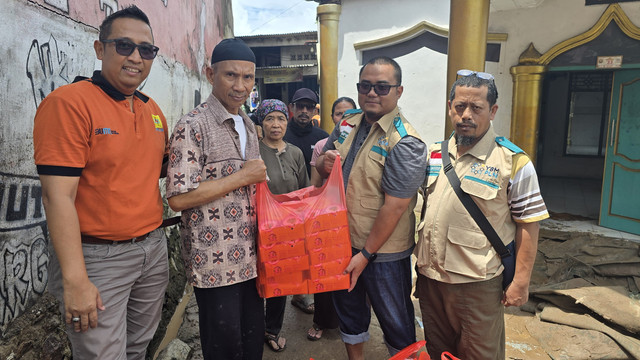 YBM PLN UID Lampung saat menyalurkan ratusan paket nasi kepada warga terdapampak banjir. | Foto: PLN UID Lampung