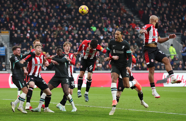 Pemain Liverpool Virgil van Dijk beraksi dengan Christian Norgaard dari Brentford dan Bryan Mbeumo pada pertandingan Liga Premier, Brentford vs Liverpool di Stadion Komunitas GTech, London, Inggris, 18 Januari 2025. Foto: REUTERS/Chris Radburn