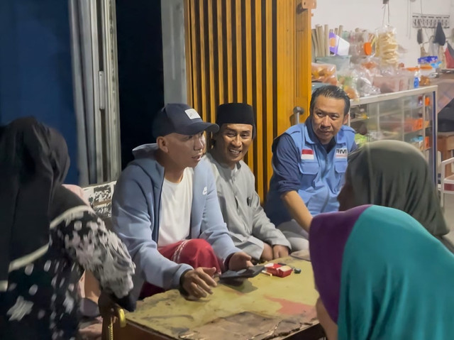 Gubernur Lampung terpilih, Rahmat Mirzani Djausal saat berdialog dengan warga terdampak banjir di Kelurahan Pidada, Panjang | Foto : Eka Febriani / Lampung Geh