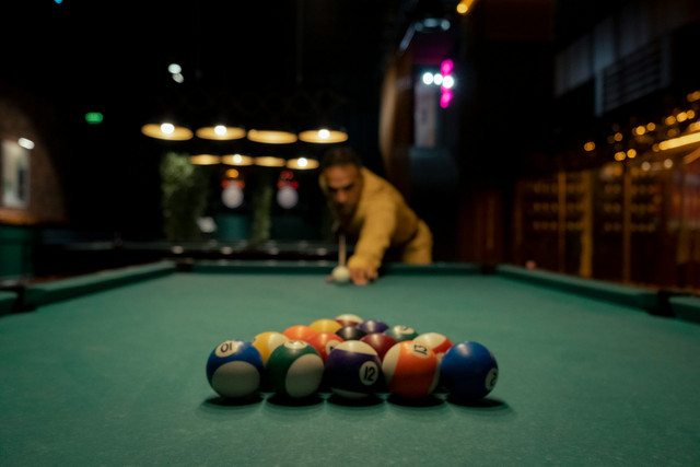 Corner Pocket Billiard & Cafe. Foto hanya ilustrasi, bukan tempat sebenarnya. Sumber: unsplash.com/Zeynep Sude Emek.