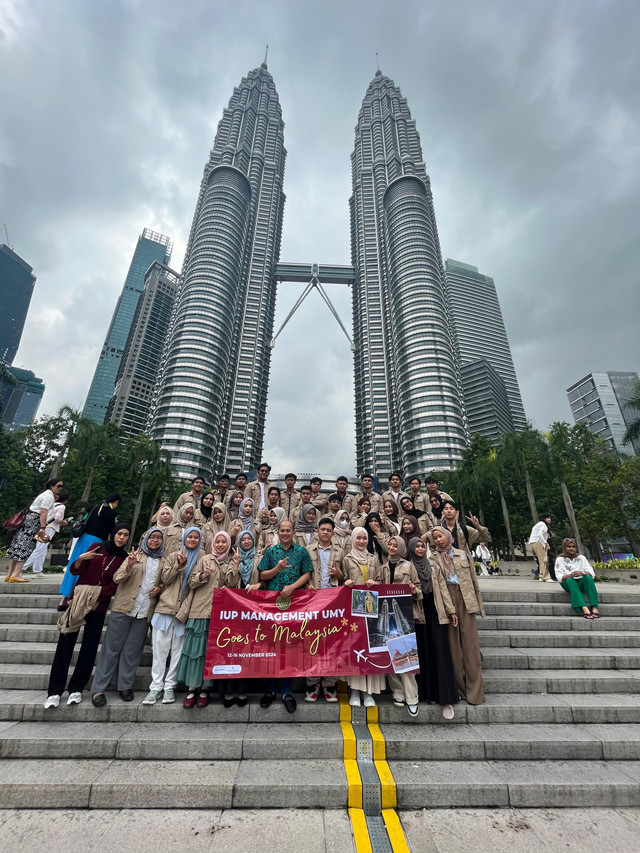 doc pribadi poto bersama di depan petronal tower