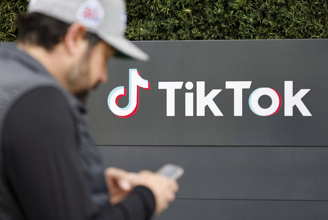 TikToker dan "newsfluencer" Joe Andaloro merekam video TikTok di luar kantor pusat perusahaan media sosial TikTok di Culver City, California, AS, Sabtu (18/1/2025). Foto: Fred Greaves/REUTERS