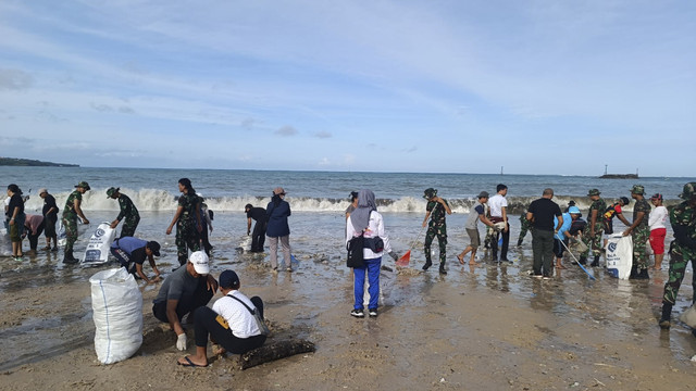 Masyarakat berjibaku membersihkan sampah di Pantai Kedonganan, Bali. Foto: Denita BR Matondang/kumparan