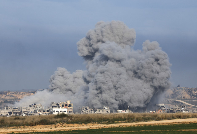 Asap membumbung setelah sebuah ledakan di Gaza utara, sebelum kesepakatan gencatan senjata antara Israel dan Hamas diberlakukan, seperti yang terlihat dari Israel, Minggu (19/1/2025). Foto: Mohammed Salem/REUTERS