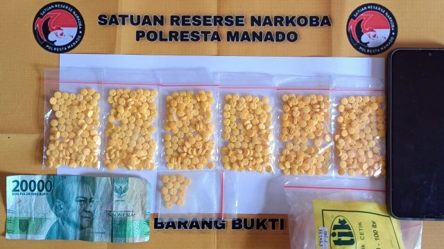 Barang bukti kasus peredaran ratusan butir obat keras Thryhexypenidyl. (foto: istimewa)