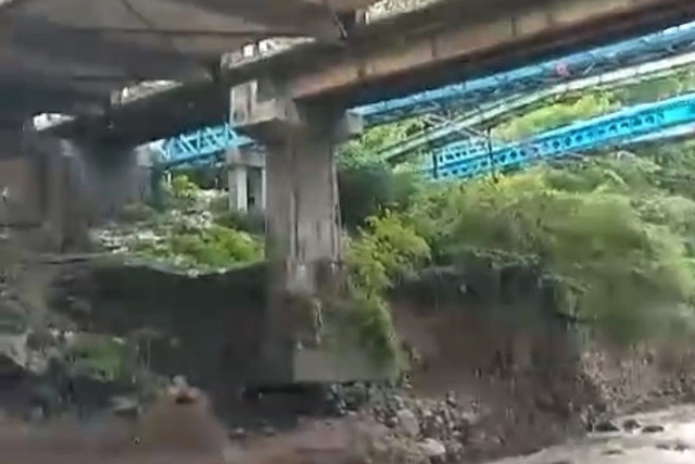 Jembatan Sumber yang pondasinya tergerus saat banjir di sungai Cipager, Minggu (19/1/2025). Foto: kumparan