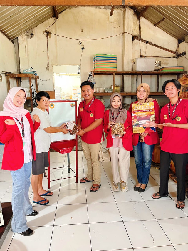 Penyerahan Alat oleh Mahasiswa Universitas 17 Agustus 1945 Surabaya Usrabay