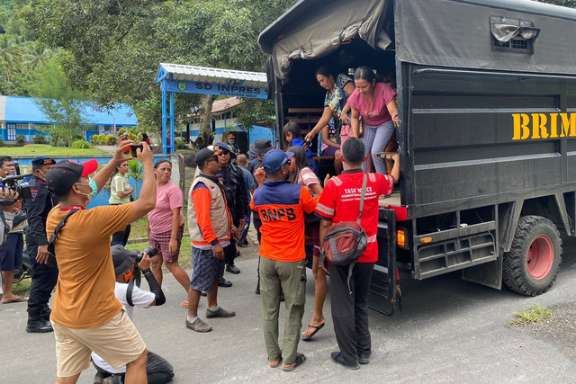 Kemensos salurkan bantuan ke pengungsi Gunung Ibu di Halmahera. Foto: Kemensos RI