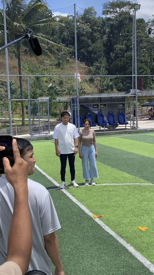 Mantan pelatih Timnas Indonesia, Shin Te-yong, hadir sebagai cameo atau pemeran pendukung dalam film Ghost Soccer, yang syutingnya digelar di Subang, Jawa Barat, Minggu (19/1/2025). Foto: Vincentius Mario/kumparan