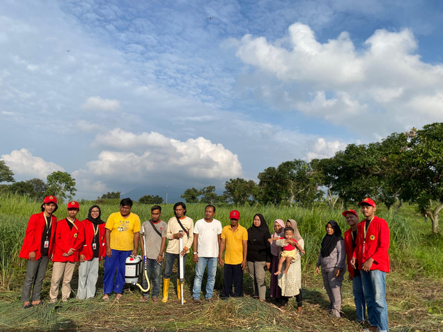 Foto Bersama Kepala desa dan para petani