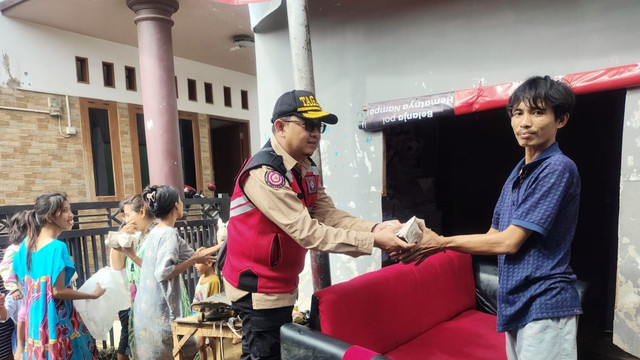 Kemensos salurkan bantuan ke korban banjir di Cirebon, Minggu (19/1/2025). Foto: Kemensos RI