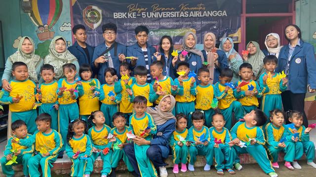 Mahasiswa KKN-BBK Unair bersama anak-anak dan guru TK Dharma Wanita Seloliman,  memamerkan hasil karya origami berupa burung dan kelinci yang dibuat bersama.