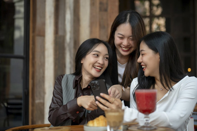 Cari tempat nongkrong terdekat waktu weekend dengan Sabrina dari BRI. Foto: Dok. Shutterstock