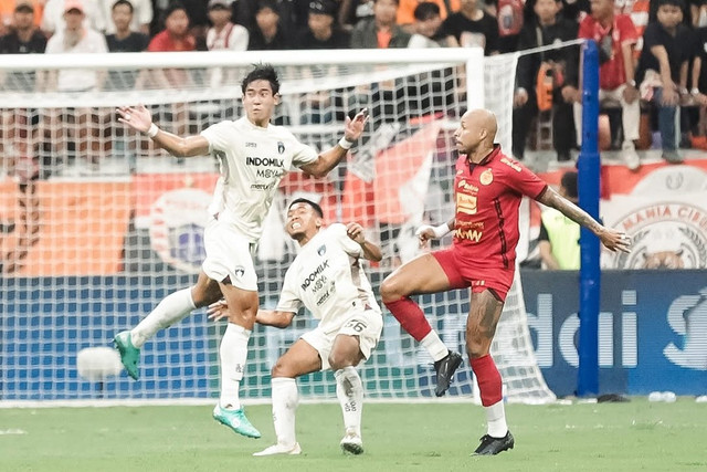 Persija Jakarta melawan Persita Tangerang pada pertandingan Liga 1 di Stadion Jakarta International Stadium (JIS), Jakarta, Minggu (19/1/2025). Foto: Instagram/@persita.official