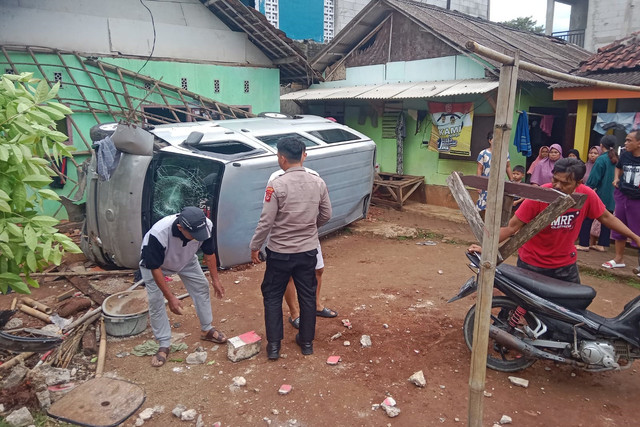 Mobil Gran Max terguling dan timpa warga di Cibungbulang, Kabupaten Bogor, Minggu (19/1/2025). Foto: Dok. Istimewa