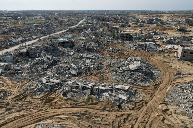 Foto udara kerusakan bangunan imbas serangan Israel di Rafah, Jalur Gaza selatan, Minggu (19/1/2025). Foto: Mohammed Fayed/REUTERS