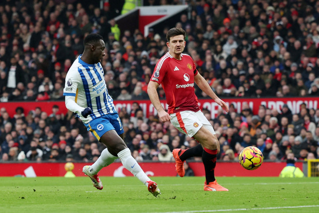 Pemain Brighton & Hove Albion Yankuba Minteh mencetak gol ke gawang Manchester United pada pertandingan Liga Inggris di Old Trafford, Manchester, Inggris, Minggu (19/1/2025). Foto: Phil Noble/REUTERS